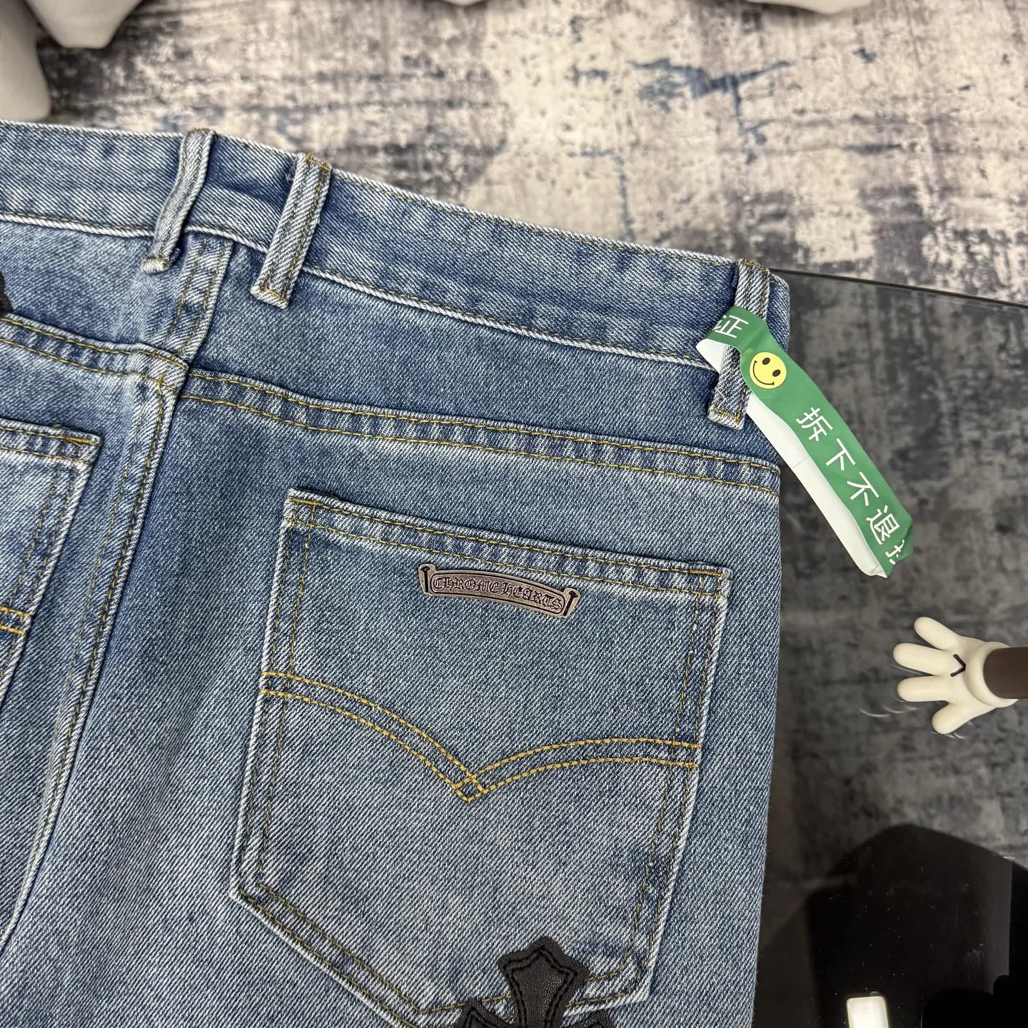 P230 Chrome Hearts CH/Chrome Hearts Classic Blue Pants Black Cross Patched Leather Jeans. Original purchased and patterned. Really restores the ultimate texture of Vintage. Special Italian cowhide print and then cut. Customized sheepskin three-layer thick line leather. The whole body is spliced in heavy water washing process. Craftsmen hand-splashed ink. You can see the details. Three-dimensional cutting version. Loose and comfortable. Not picky on the figure. Makes taller and slimmer. Factory Seiko. Original quality control. Same style for men and women. Can be matched with couples. Versatile recommendation. Essential jeans for all seasons Color: blue Size: 28-36 (S-XXL)